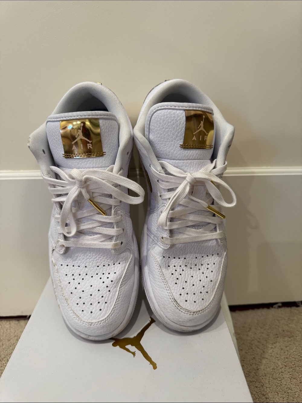 Air Jordan 1 SE White and Gold size 8